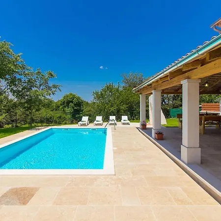 Ladonja Holiday home Gljuscici