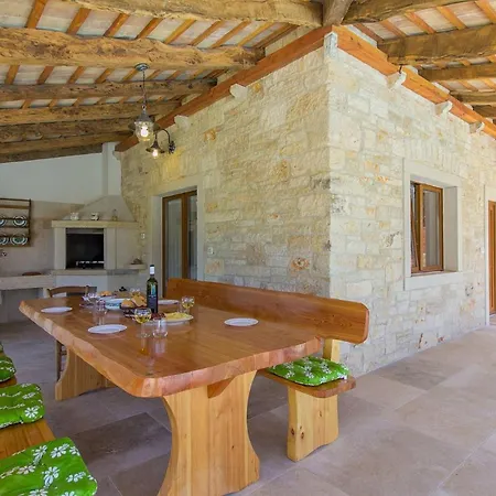 Ladonja Holiday home *