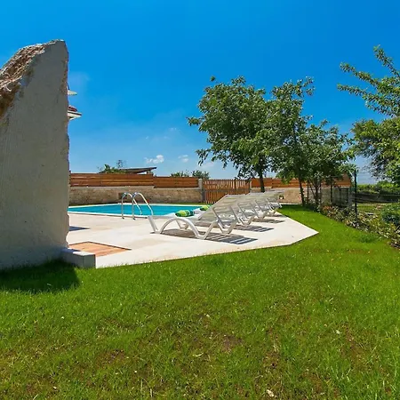 Ladonja Holiday home *