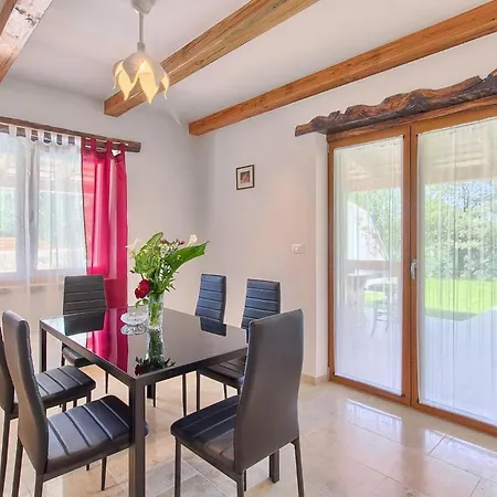 Ladonja Holiday home Gljuscici
